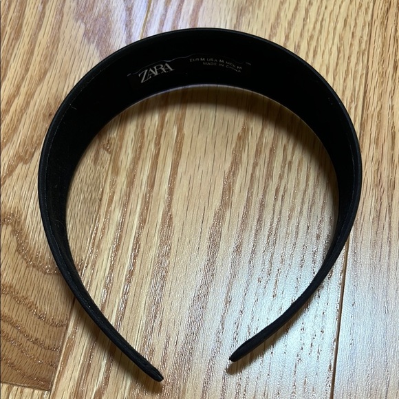 Zara Accessories - Zara medium black headband.